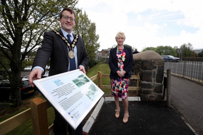 Mayor unveils new plaque on Union Bridge following refurbishment