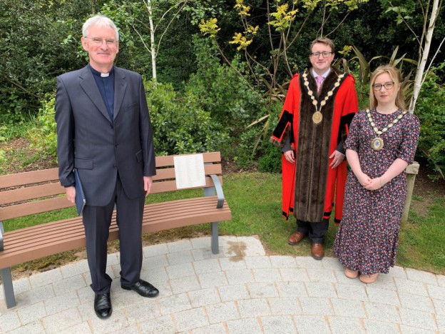 Mayor Trimble dedicates plaque at the 2021 Garden of Reflection service