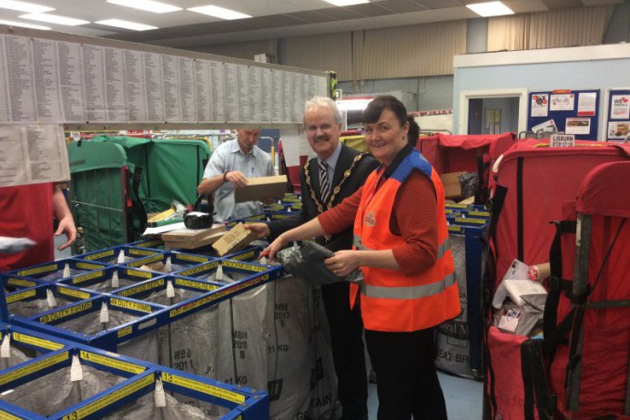 Mayor gets a 'first class' tour to see how busy Royal Mail is in the run up to Christmas