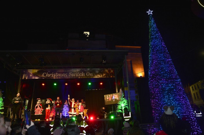 Mayor Carson welcomes special guests for Christmas Lights Switch On